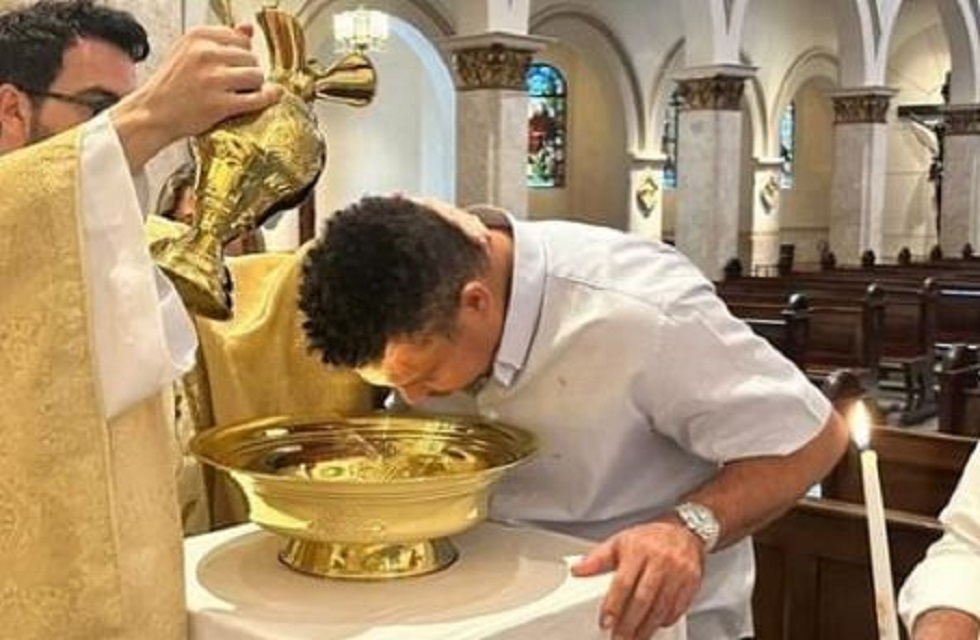 Ο Ρονάλντο Ναζάριο βαπτίστηκε χριστιανός (pic)