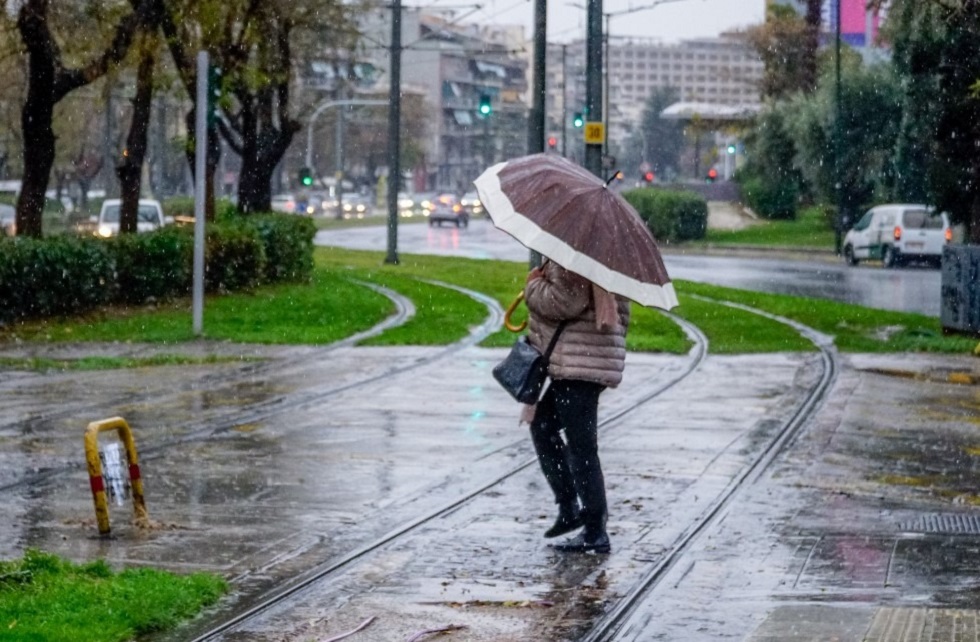 Καιρός: Χειμωνιάτικο το σκηνικό του Σαββατοκύριακου – Μεγάλη πτώση θερμοκρασίας με βροχές