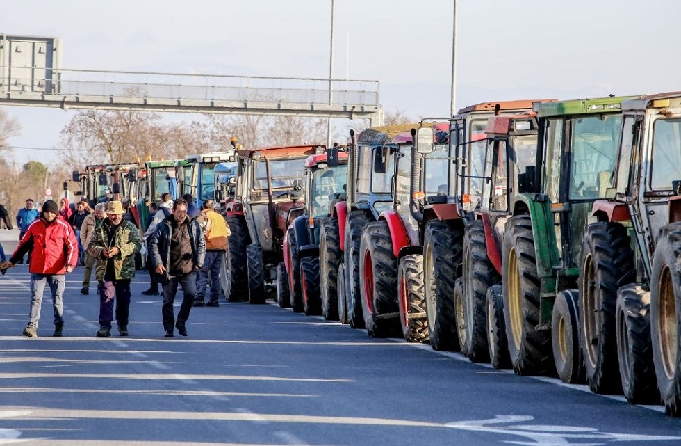 Λάρισα: Οι αγρότες κλείνουν συμβολικά τον κόμβο της Νίκαιας μετά την πανελλήνια σύσκεψη