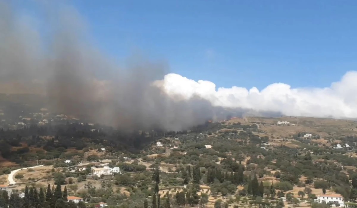 Φωτιά στην Άνδρο: Eκκενώθηκαν τέσσερις περιοχές, άνεμοι 8 μποφόρ πνέουν στο νησί