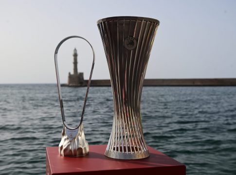 Η ερυθρόλευκη «περιοδεία» συνεχίζεται: Στα Χανιά οι δύο ευρωπαϊκές κούπες του Ολυμπιακού (pics)