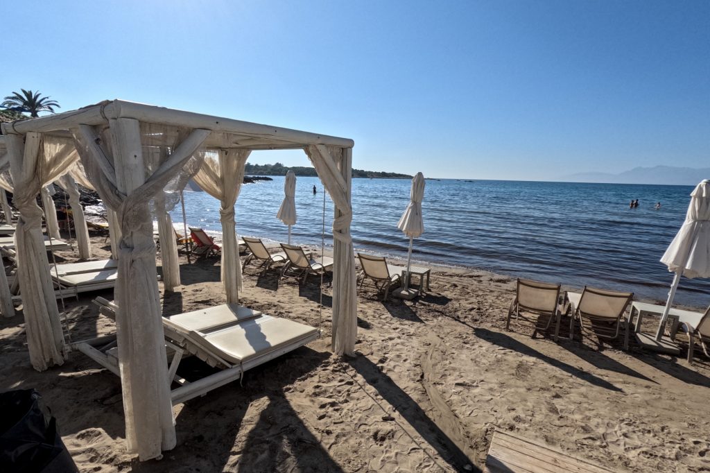 Χιλιάδες καταγγελίες για αυθαιρεσίες σε παραλίες – Πρέβεζα, Χαλκιδική, Ανατ. Αττική έχουν την τιμητική τους