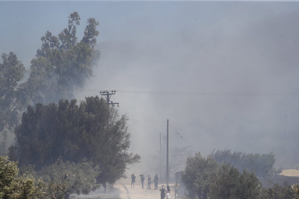 Απανωτά μηνύματα από το 112 για την φωτιά στο Κορωπί – Σε αυλές σπιτιών η πυρκαγιά