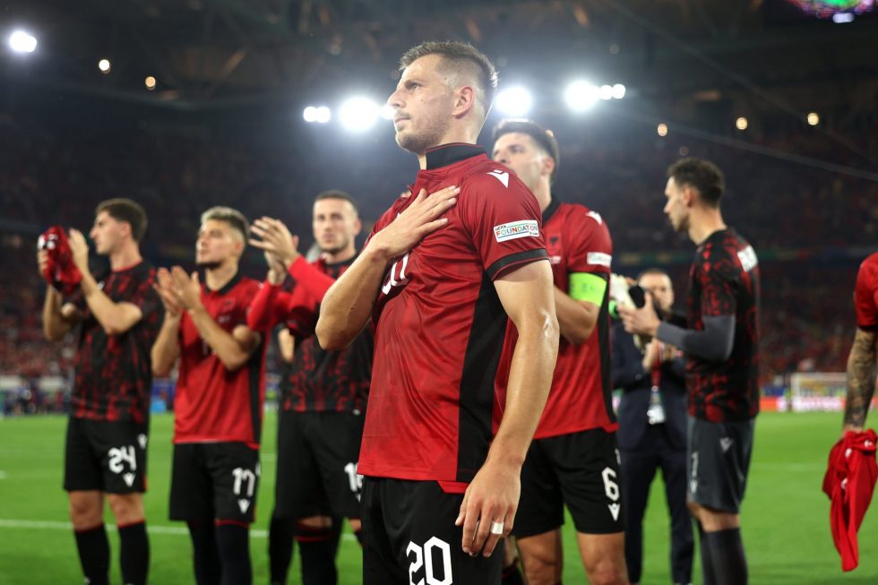 Συγκλονιστικό: Aποθέωση για τους παίκτες της Αλβανίας παρά τον αποκλεισμό (vid)