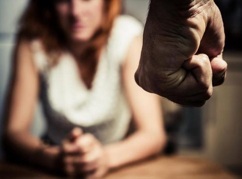 Ενδοοικογενειακή βία: Πώς φτάσαμε στη σύλληψη του δικηγόρου – Με κατάγματα και τραύμα στη γλώσσα η σύζυγος