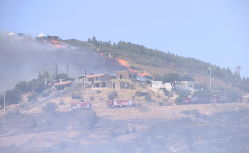 Καίγονται σπίτια στην Κερατέα – Νέο μήνυμα εκκένωσης του «112»