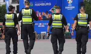 Πυροβολισμοί στο Euro – Χαμός στο Αμβούργο με άνδρα που απειλούσε αστυνομικούς με τσεκούρι και εμπρηστικό μηχανισμό! (vids)