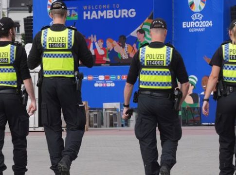 Πυροβολισμοί στο Euro – Χαμός στο Αμβούργο με άνδρα που απειλούσε αστυνομικούς με τσεκούρι και εμπρηστικό μηχανισμό!