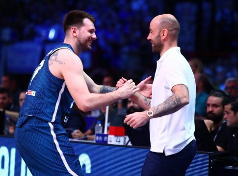 Η αγκαλιά Σπανούλη και Ντόντσιτς πριν από το τζάμπολ του Ελλάδα – Σλοβενία