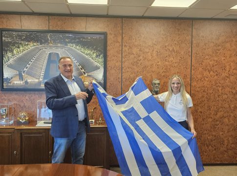 Στην Αντιγόνη Ντρισμπιώτη η Ελληνική Σημαία από τον Πρόεδρο της ΕΟΕ