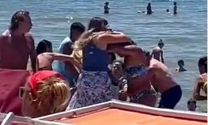 Μπουνιές και κλωτσιές για μια ξαπλώστρα: Γυναίκες αρπάχτηκαν για το ποια θα έχει τα πόδια της μέσα στο νερό στην παραλία (vid)