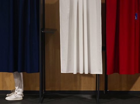 Η Γαλλία σε ακροδεξιά περιδίνηση από το εκλογικό «στοίχημα» Μακρόν