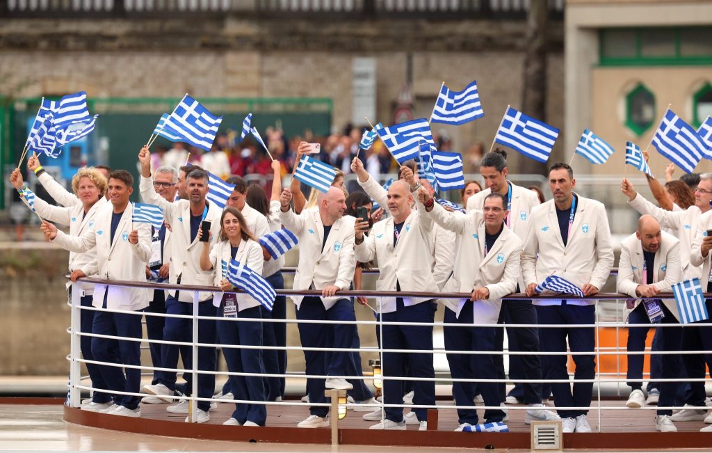 Η εντυπωσιακή είσοδος της Ελλάδας με σημαιοφόρους τον Γιάννη Αντετοκούνμπο και την Αντιγόνη Ντρισμπιώτη (vid)