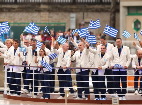 Η εντυπωσιακή είσοδος της Ελλάδας με σημαιοφόρους τον Γιάννη Αντετοκούνμπο και την Αντιγόνη Ντρισμπιώτη (vid)