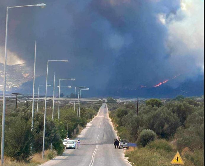 Φωτιά στην Εύβοια: Καίει κοντά σε σπίτια