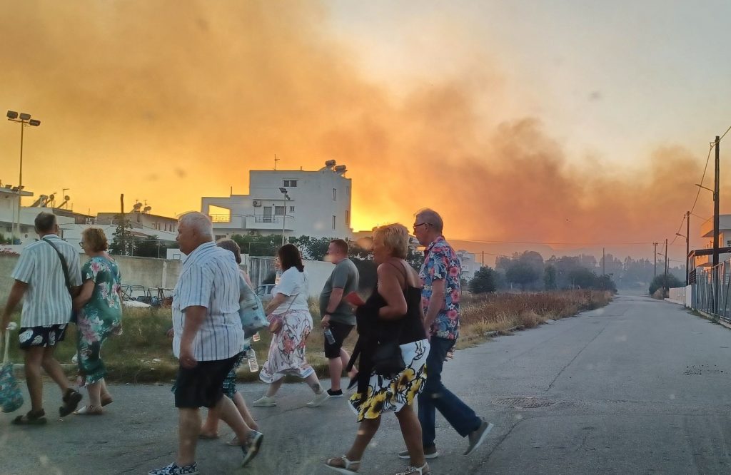 Δύσκολη νύχτα στη Κω – Απομακρύνονται κάτοικοι και τουρίστες από την Καρδάμαινα – Εκκενώνονται ξενοδοχεία