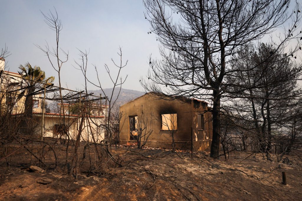 Κόλαση φωτιάς και στον αστικό ιστό – Σπίτια, αυτοκίνητα, περιουσίες παραδίδονται στις φλόγες στην Αττική