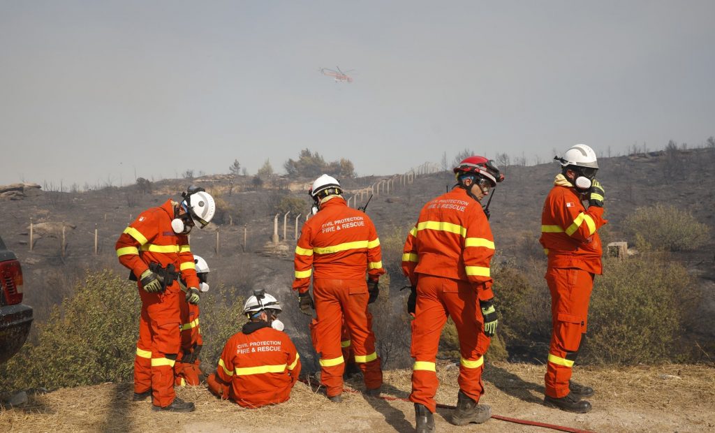 Φωτιά στην Αττική – Καταγγελία: Άφησαν πυροσβέστες για 2 μέρες χωρίς πόσιμο νερό και φαγητό