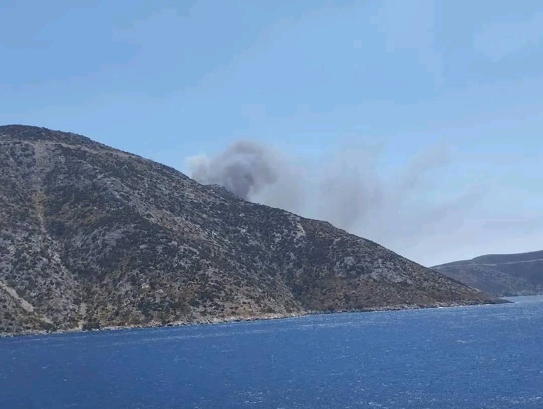 Φωτιά στo Καμάρι Φούρνων Ικαρίας – Ήχησε το 112, καλεί σε εκκένωση