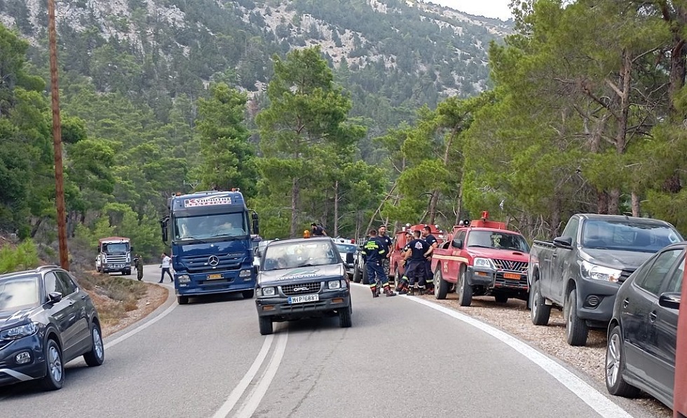 Δύο πυροσβέστες τραυματίστηκαν στη φωτιά στη Ρόδο