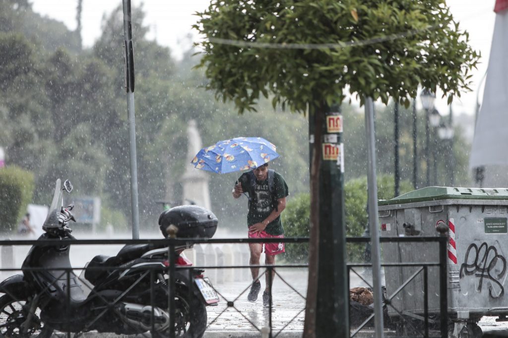 Καιρός: Ξεκινά τριήμερο με καταιγίδες – Ποιες περιοχές θα επηρεαστούν