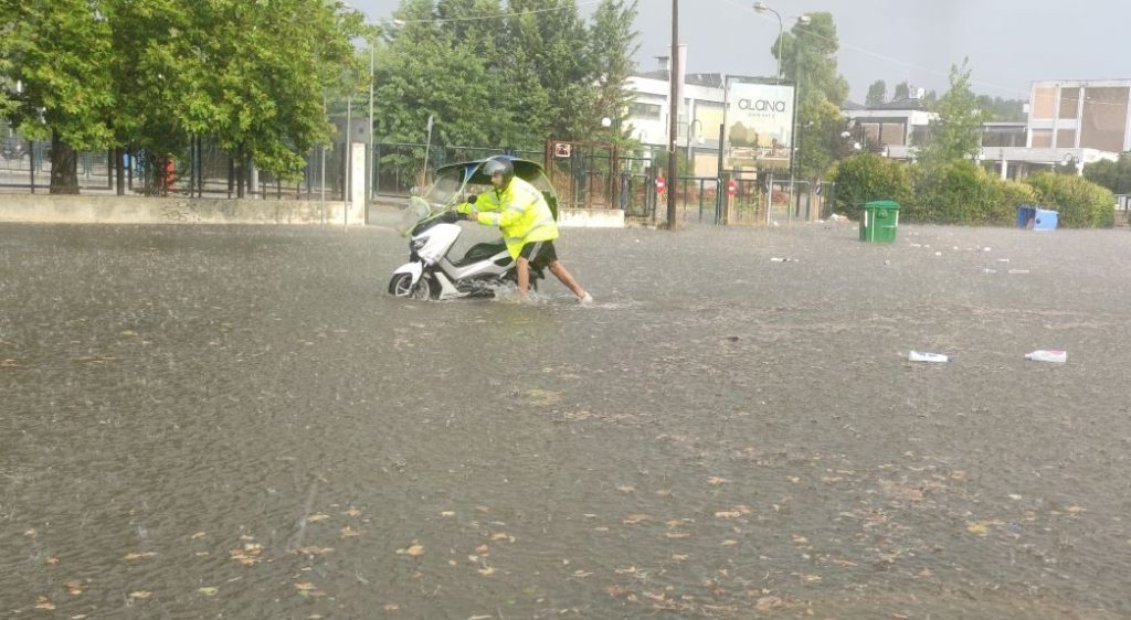 Πλημμύρες, φωτιές από κεραυνούς και πτώσεις δέντρων από την κακοκαιρία – Οι προειδοποιήσεις των μετεωρολόγων