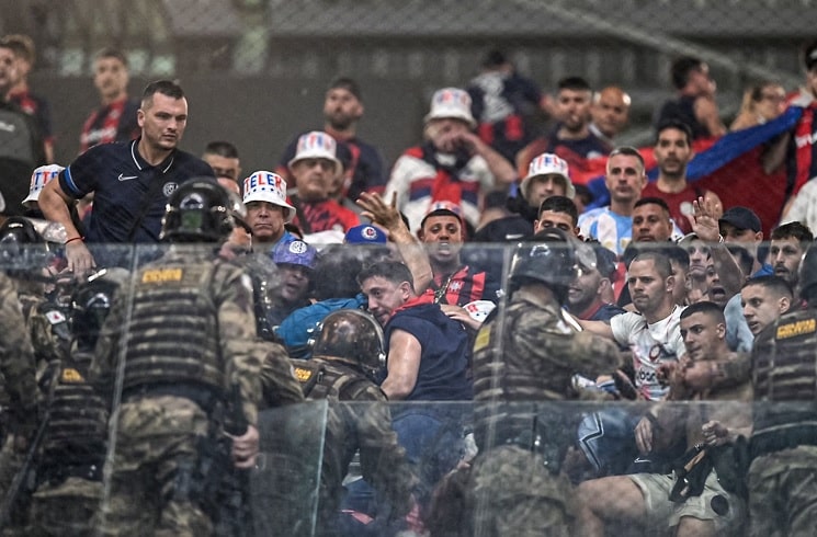 Χάος στο Copa Libertadores: Ξύλο και δακρυγόνα στο Ατλέτικο Μινέιρο – Σαν Λορέντσο (vids)