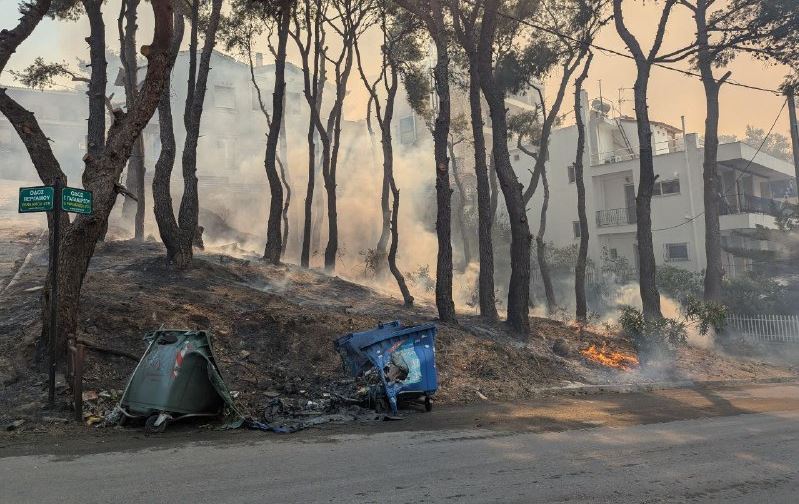 Η Αττική σε πύρινο κλοιό: Καίγονται σπίτια – Συνεχής ενημέρωση