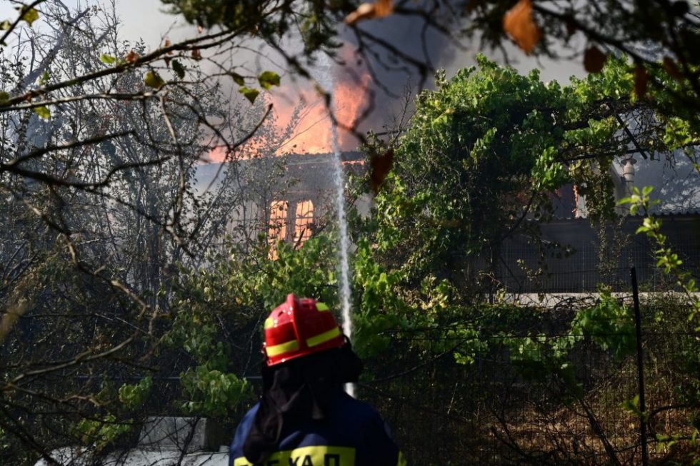 Φωτιά: Σε «κόκκινο» συναγερμό για δεύτερο 24ωρο – Δεν βοηθούν οι καιρικές συνθήκες