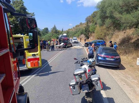 Πρέβεζα: Επιχείρηση απεγκλωβισμού τριών ατόμων έπειτα από τροχαίο