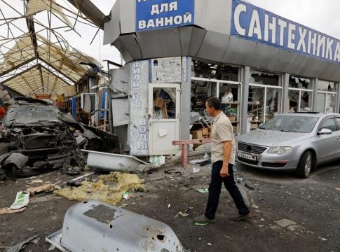 Ουκρανία: Τρεις γυναίκες σκοτώθηκαν σε ρωσικό βομβαρδισμό στο Ντονέτσκ – Στους 58 οι νεκροί στην Πολτάβα