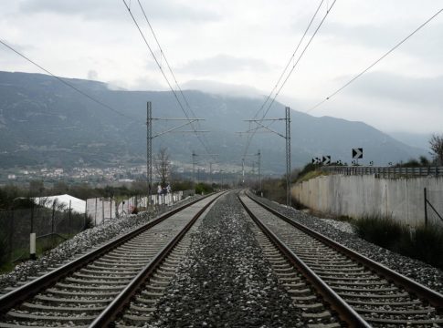 Ακινητοποιήθηκε αμαξοστοιχία με 80 επιβάτες στο Διακοπτό