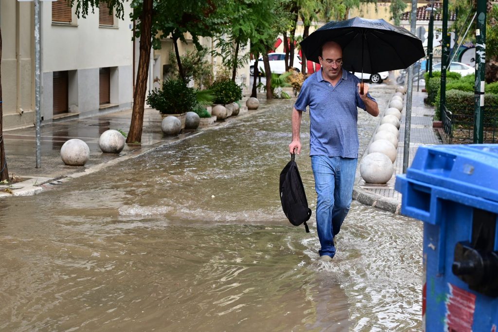 Καιρός: Νέο έκτακτο δελτίο – Πτώση της θερμοκρασίας και καταιγίδες από την Κυριακή