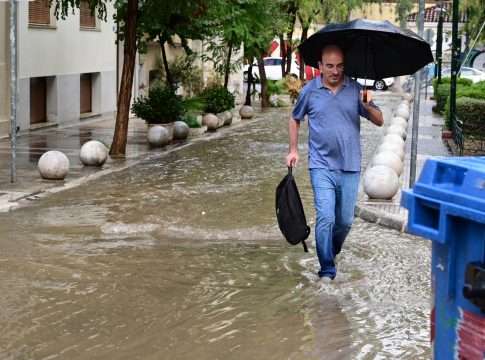 Καιρός: Νέο έκτακτο δελτίο – Πτώση της θερμοκρασίας και καταιγίδες από την Κυριακή