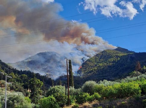 Μεγάλη φωτιά στο Ξυλόκαστρο Κορινθίας – Εντολή εκκένωσης σε δύο χωριά