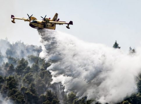 Φωτιά στο Ξυλόκαστρο – Επιχειρούν 7 αεροσκάφη και 3 ελικόπτερα