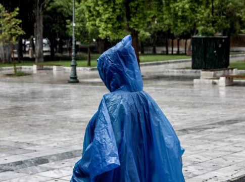 Καιρός: Νέα επιδείνωση με καταιγίδες τις επόμενες ώρες – Πότε θα βρέξει στην Αττική