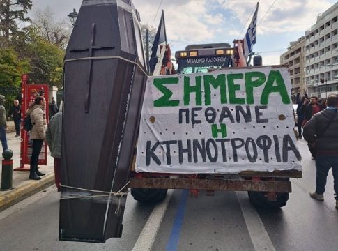 Γνωστός αγροτοσυνδικαλιστής ο 35χρονος με τη φυτεία κάνναβης στον Βόλο – Ήταν επικεφαλής των τρακτέρ στο Σύνταγμα