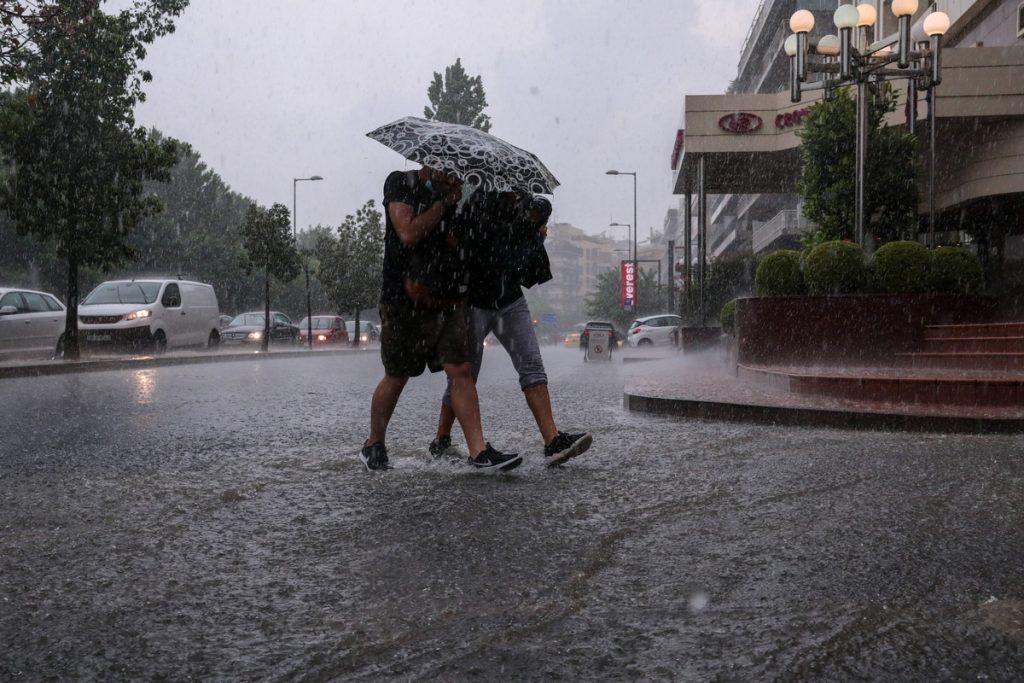 Καταιγίδα στην Αθήνα – Μπαράζ μηνυμάτων του 112 σε έξι περιοχές για την κακοκαιρία «Atena»