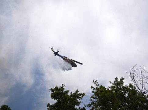 Φωτιά στα Καλάβρυτα: Καίει σε δασική έκταση στην Πλατανίτσα – Σηκώθηκαν τέσσερα εναέρια μέσα