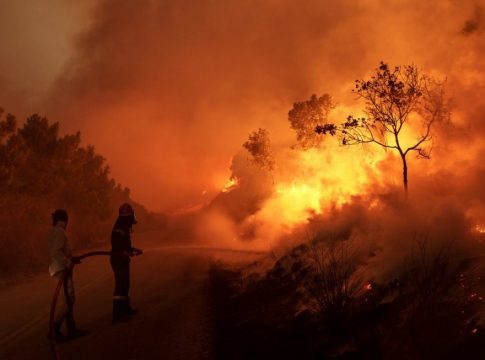 Κρήτη: Συνεχίζεται η μάχη με τις φλόγες στην Κίσσαμο – Μαίνεται η φωτιά