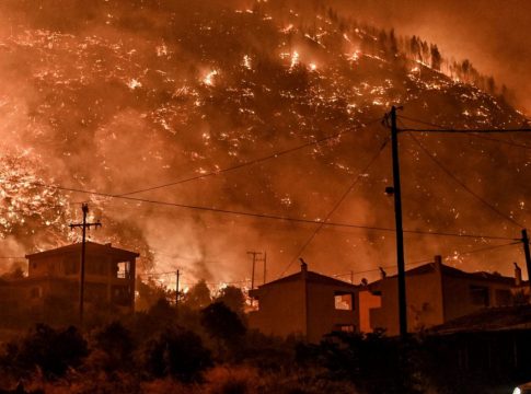 Φωτιά στην Κορινθία – Ολονύχτια μάχη με τις φλόγες, έκλεισε η εθνική οδός, κάηκαν σπίτια