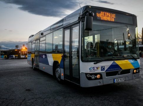 ΟΑΣΑ: Τραγελαφικό περιστατικό σε λεωφορείο – Οδηγός κατέβασε εθελοντή πυροσβέστη λόγω των… παπουτσιών του