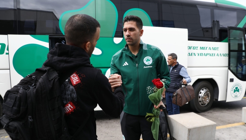 Υπέροχη στιγμή: Φίλαθλος έδωσε τριαντάφυλλα στον Μπακασέτα στη μνήμη του Μπάλντοκ (pics)