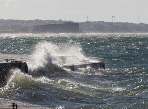 Καιρός: Αίθριος στο μεγαλύτερο μέρος της χώρας – Πού θα «χτυπήσουν» ισχυροί άνεμοι