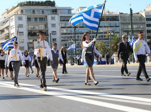 Κυκλοφοριακές ρυθμίσεις για τις μαθητικές παρελάσεις σε Αθήνα και Πειραιά – Ποιοι δρόμοι θα κλείσουν