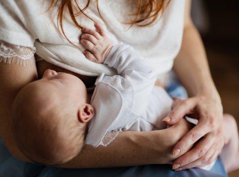 Η «Οδύσσεια» των γυναικών αναπληρωτών εκπαιδευτικών – Νέες μαμάμες μιλούν για τις ανύπαρκτες άδειες μητρότητας