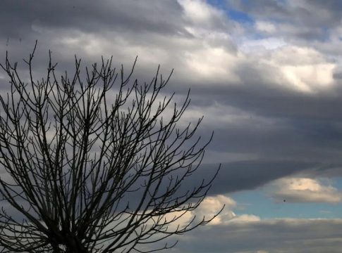 Φθινοπωρινός καιρός και την Κυριακή – Μικρή άνοδος της θερμοκρασίας από Δευτέρα