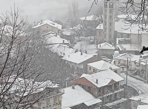 Κακοκαιρία Bora: Χιόνια σε Φλώρινα και Καστοριά – Με αλυσίδες η κυκλοφορία