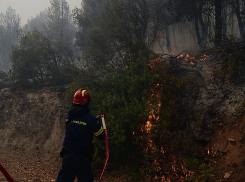 Πέθανε πυροσβέστης κατά τη διάρκεια κατάσβεσης φωτιάς στη Θεσσαλονίκη